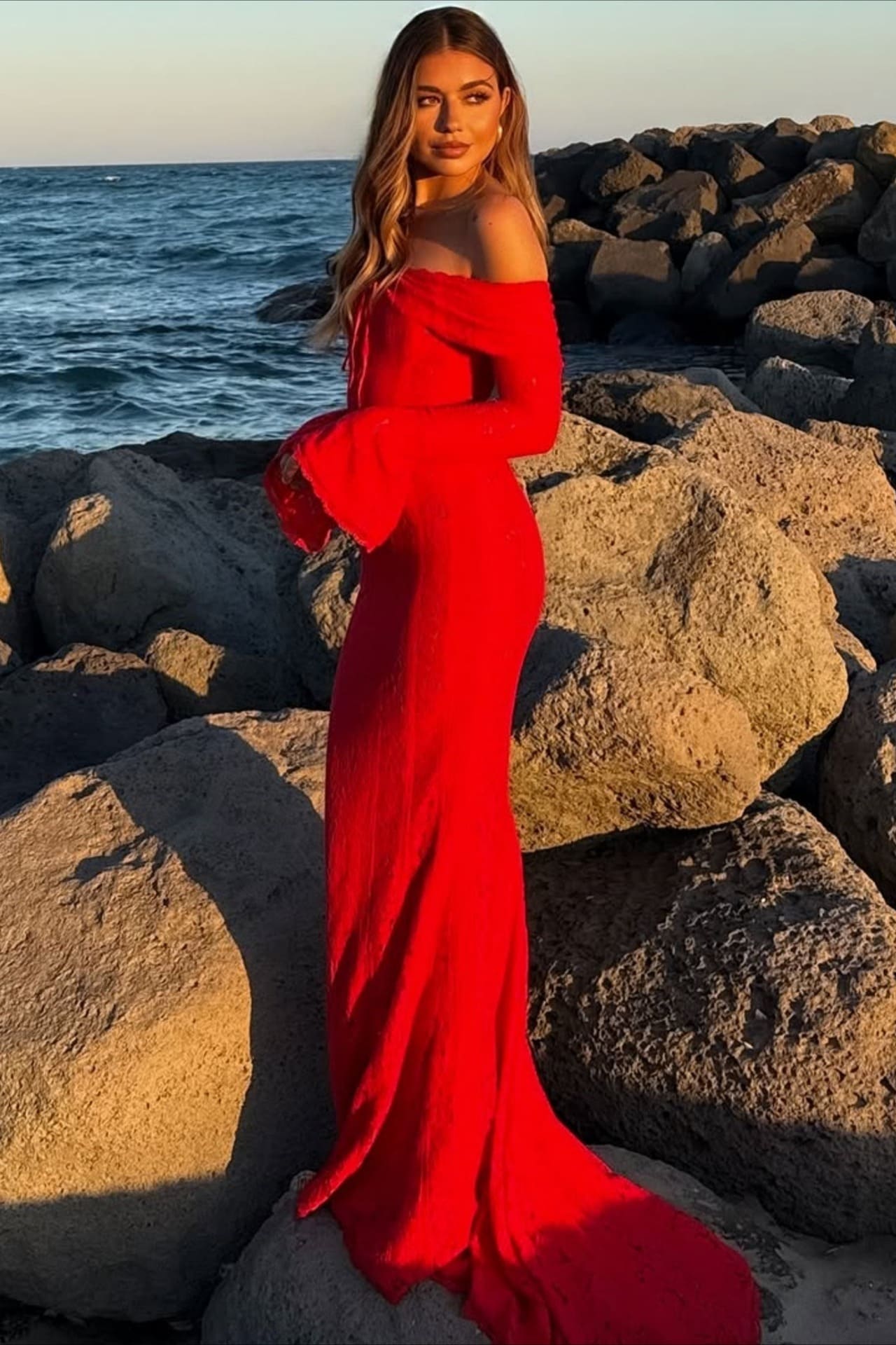 Schulterfreies Spitzenkleid mit ausgestellten Ärmeln, tailliertem Schnitt und elegantem Schleppe, Maxikleid