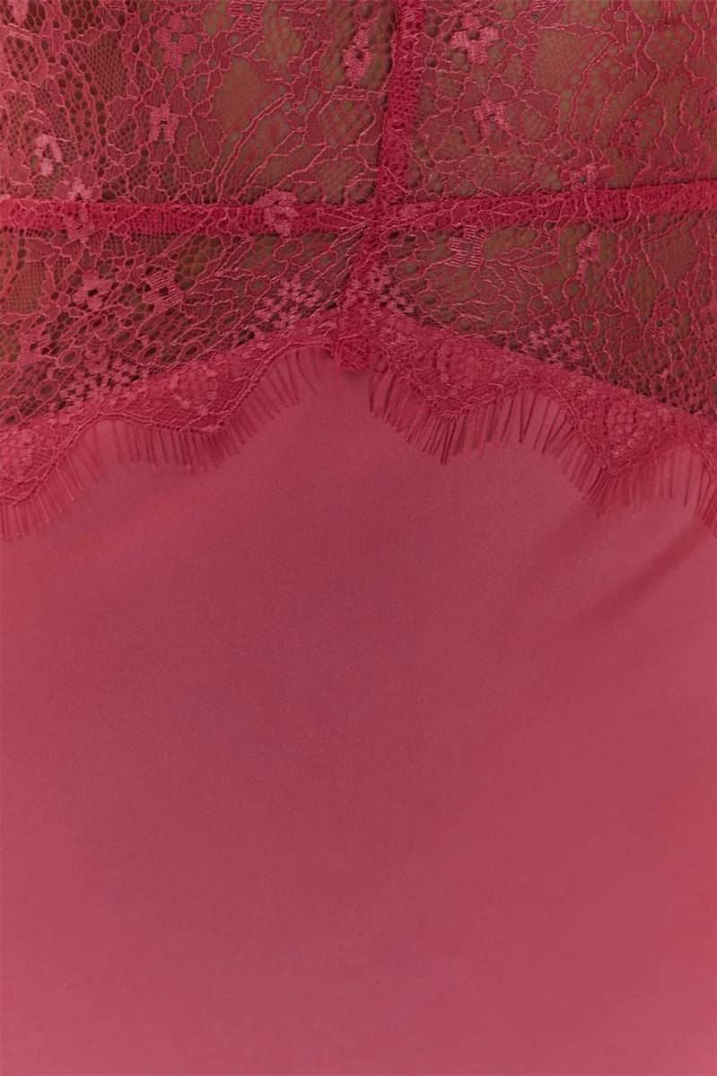 Šaty bez zad s krajkovým záplatovým vzorem a zavazováním za krk ve stylu boho