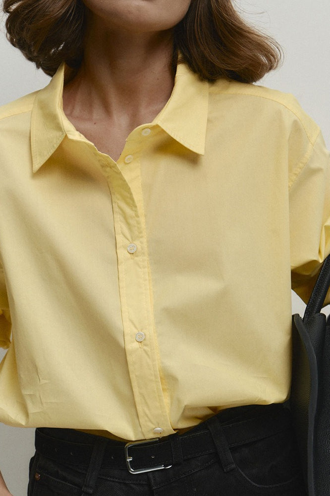 Blusa suelta amarilla de algodón con botones para el día a día