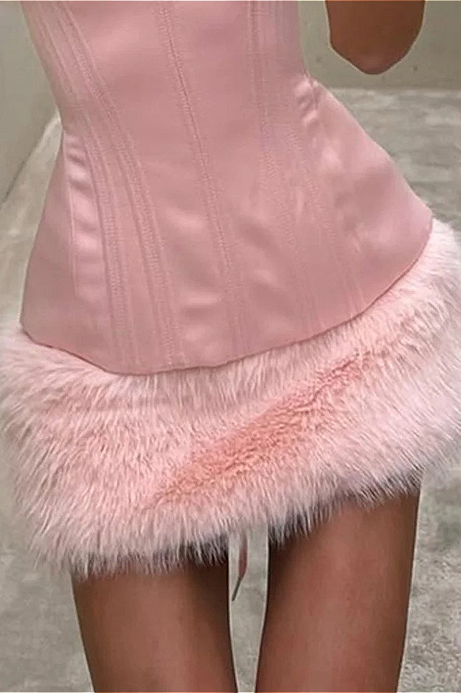 Einfarbiges, flauschiges, paneeliertes Mini-Kleid mit Taillenschnürung und verführerischem Schnitt