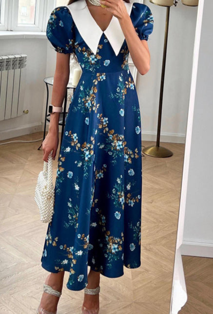 Vestido azul francés elegante con cuello bebé y manga corta con estampado floral