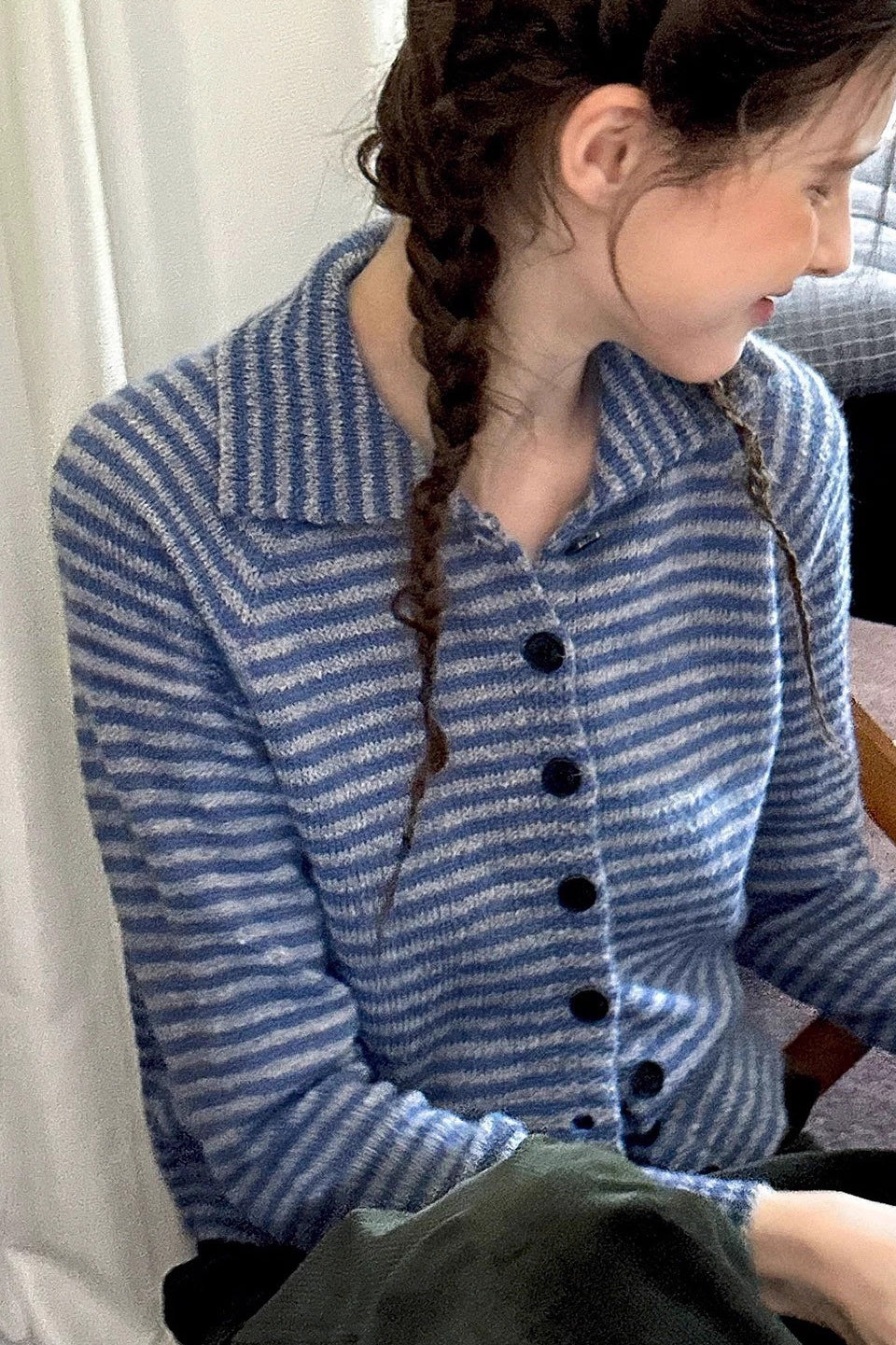 Pruhovaný přiléhavý vlněný pletený svetr s barevnými bloky