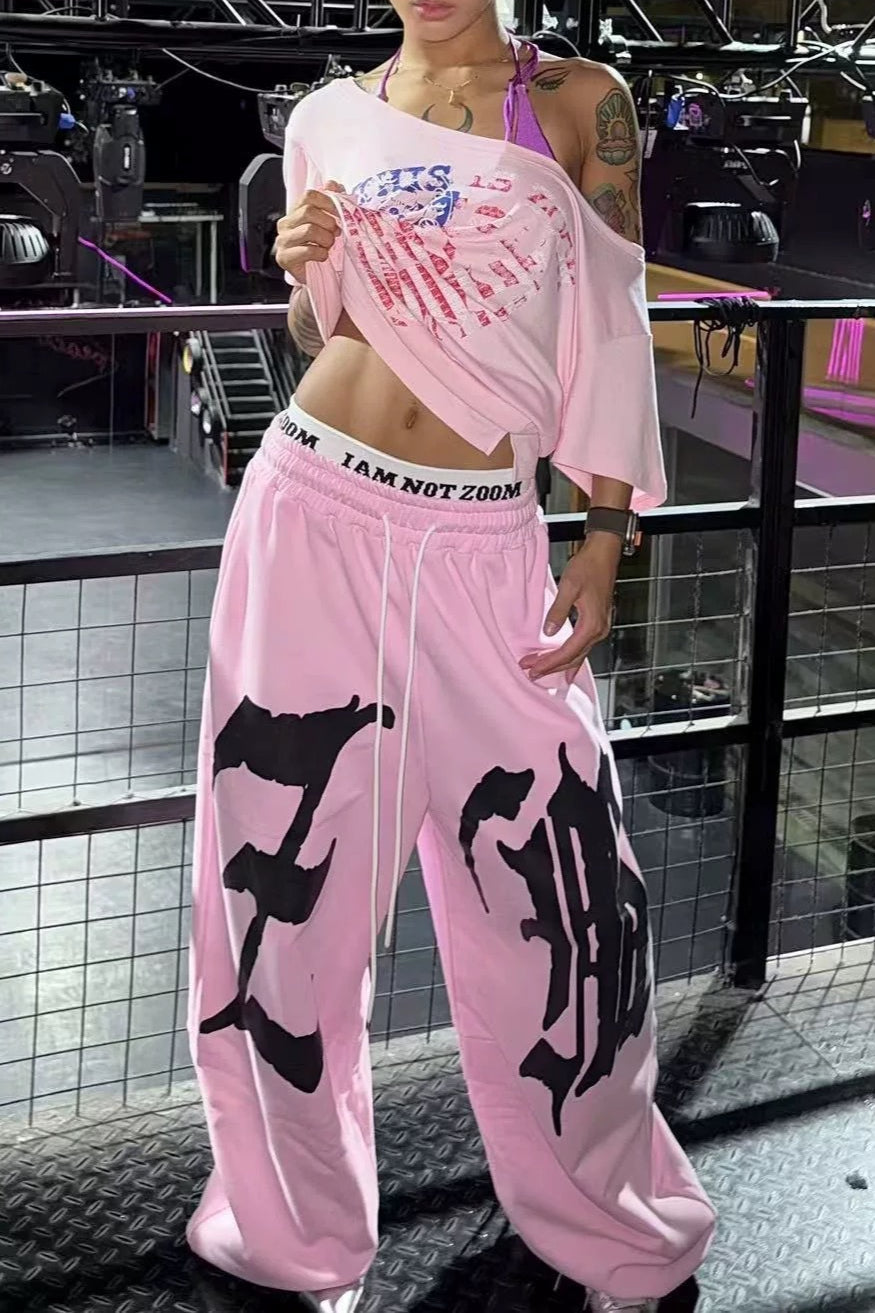 Calça Moletom Curvada com Cordão e Estampa de Letras Fluida