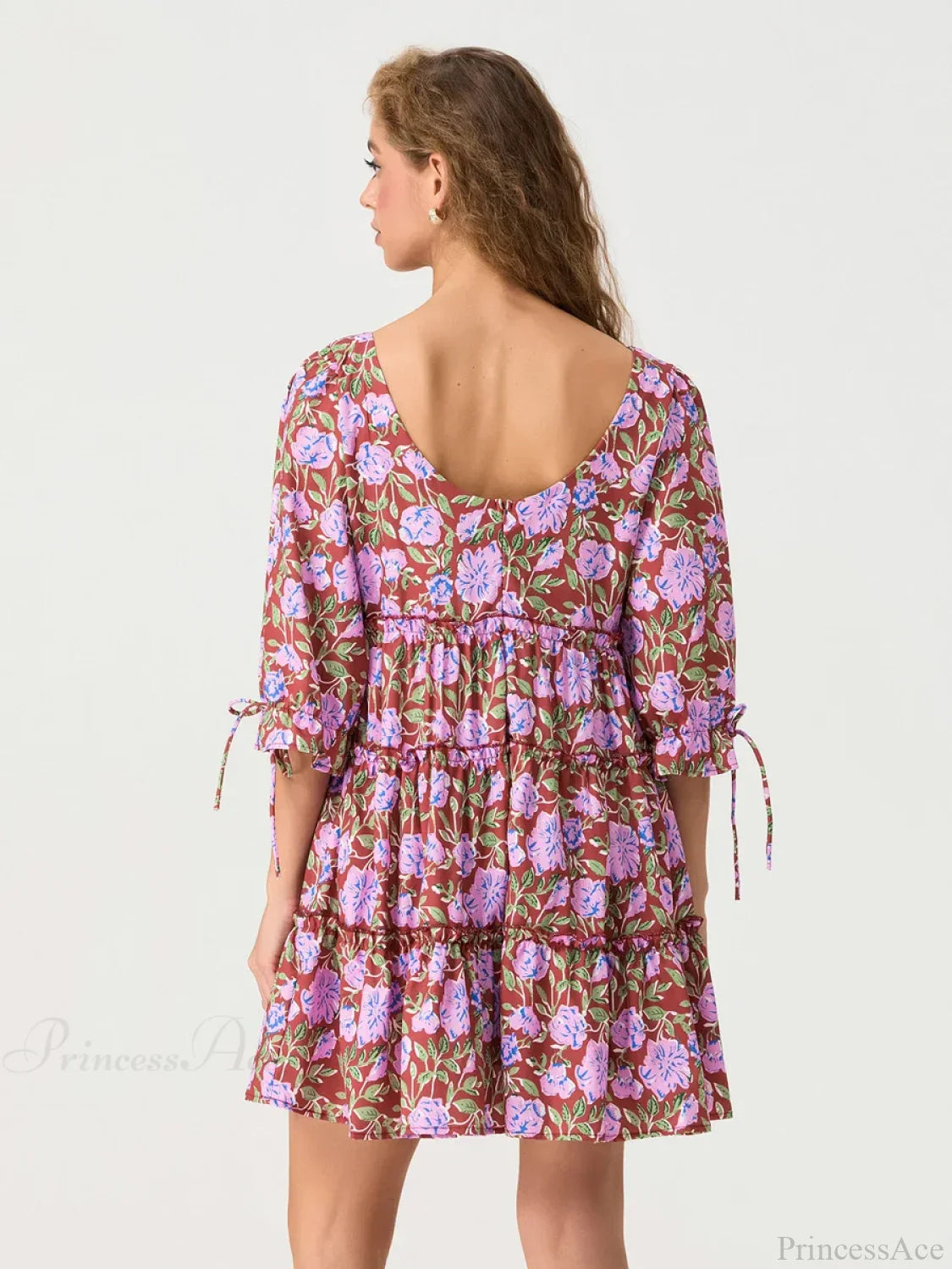 Vestido floral con volantes en capas, escote en V y mangas abullonadas hasta el codo