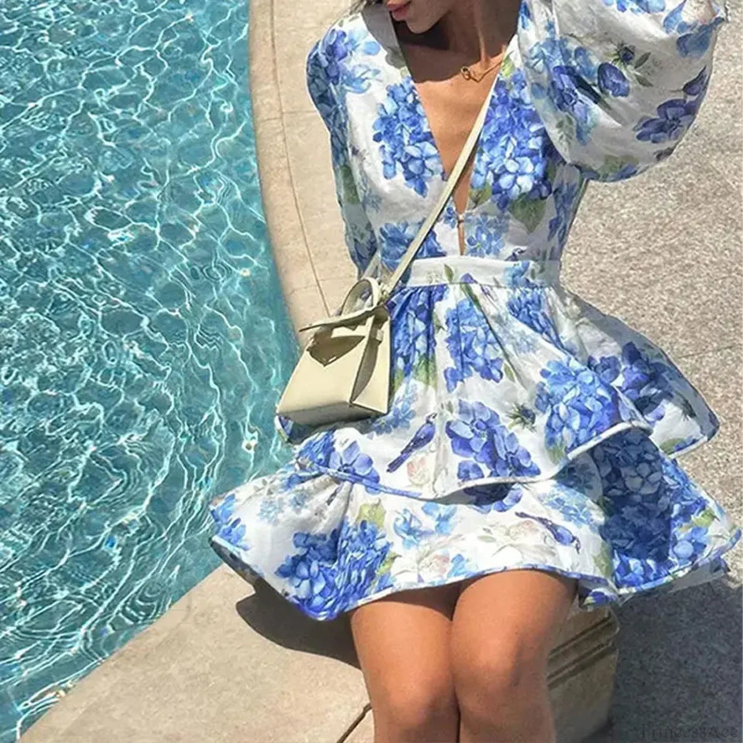Elegantní květinové mini večerní šaty s volánky a vrstvením