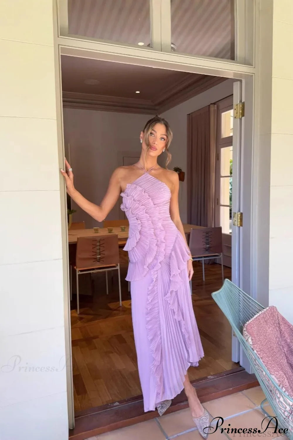 Elegantní šaty bez zad s volánky a květinovým vzorem na krčním pásku