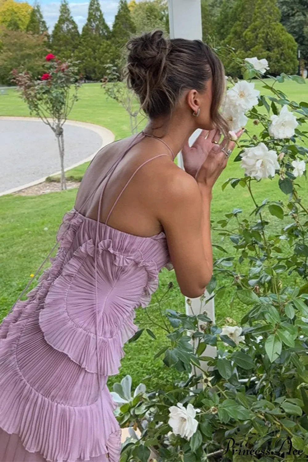 Elegantní šaty bez zad s volánky a květinovým vzorem na krčním pásku