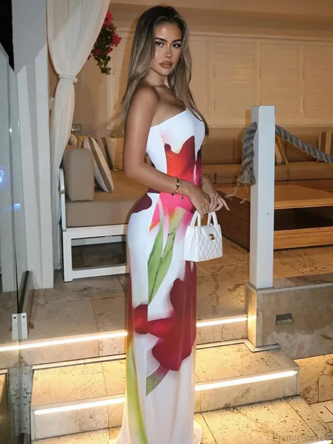 Vestido largo floral elegante con un solo hombro y espalda descubierta