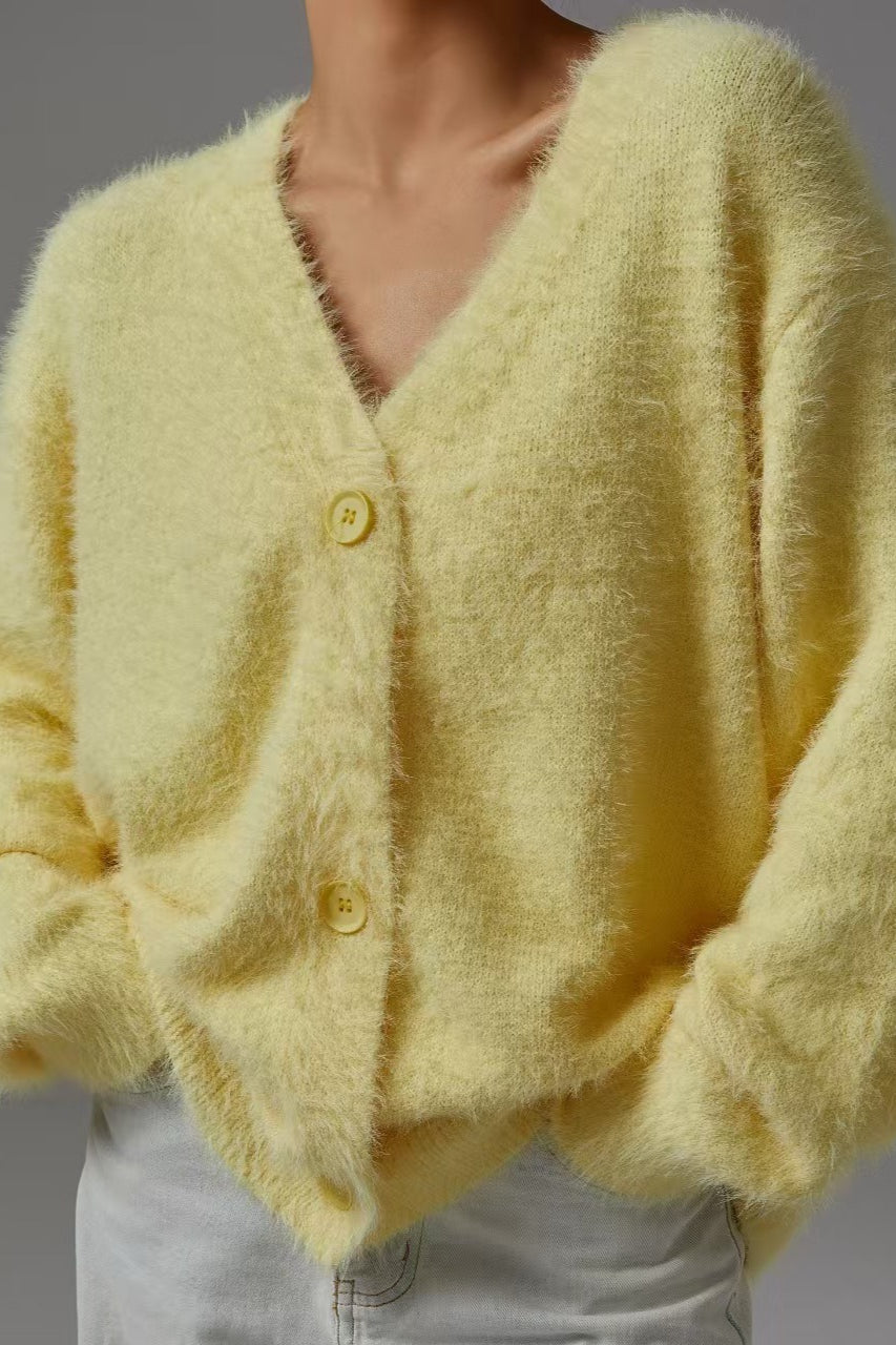 Strickjacke mit V-Ausschnitt aus Kunstpelzmischung