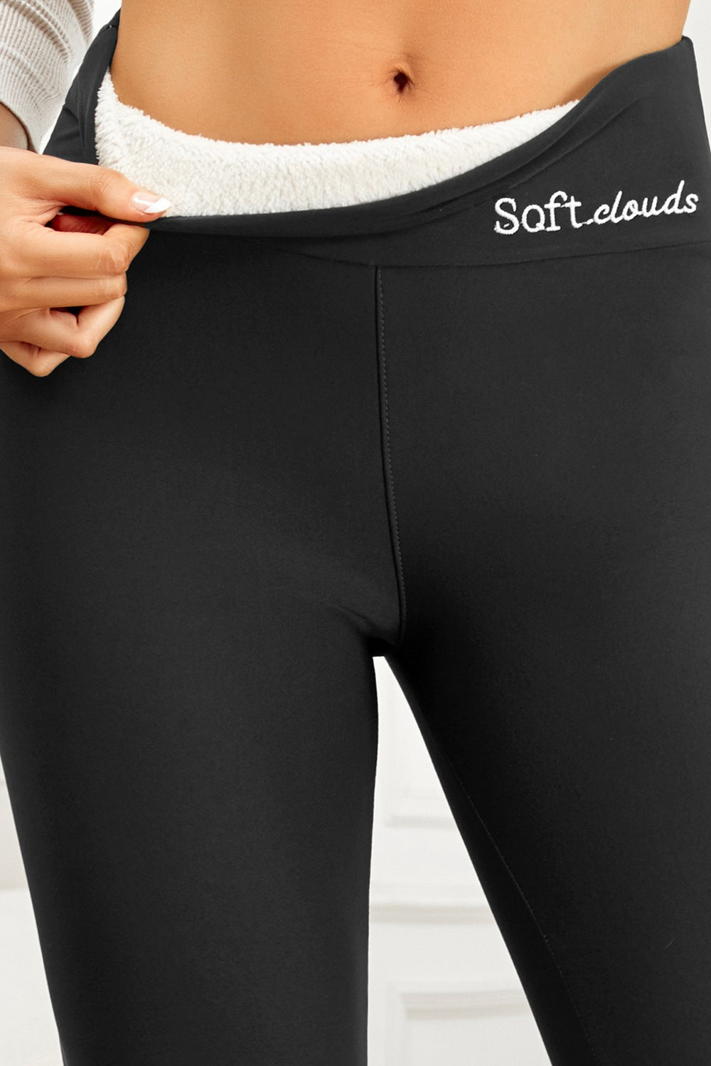 Legíny s vysokým pasem z jemného beránkového fleecu, úzký střih, výšivka písmen