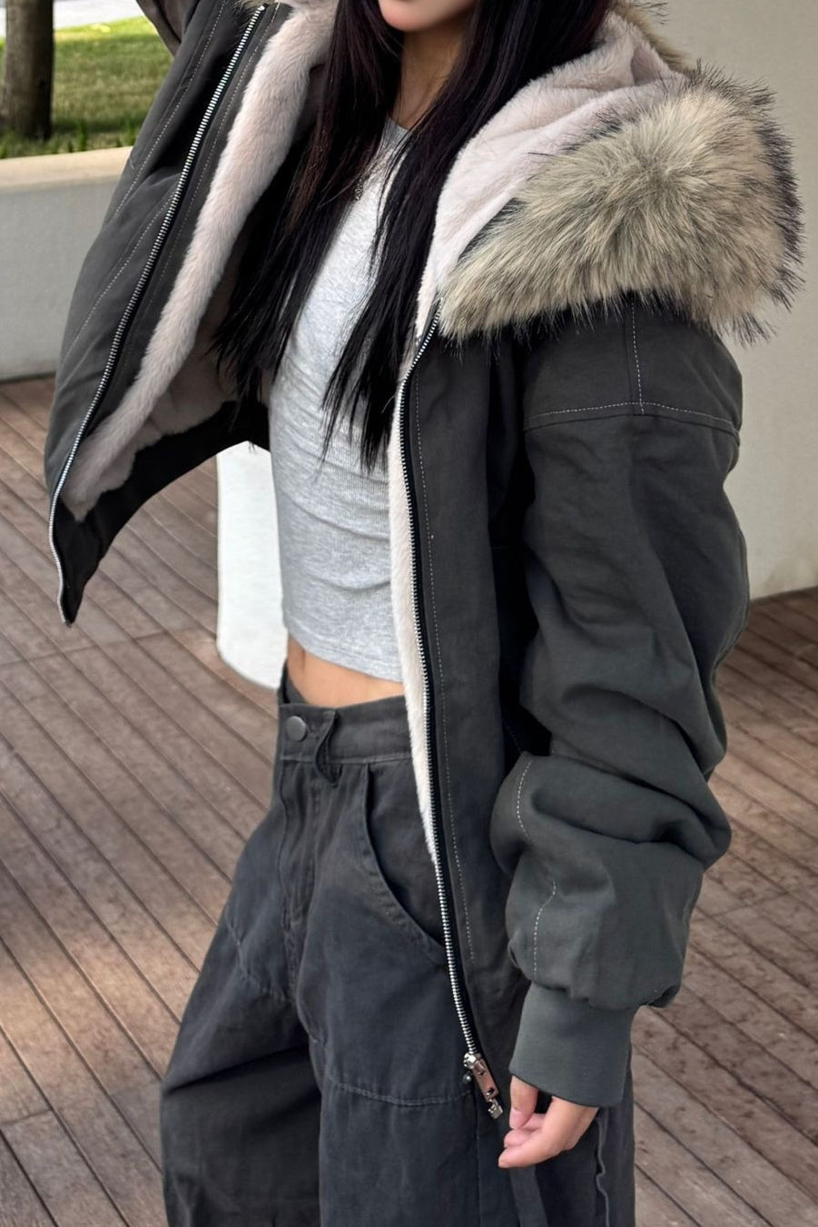 Veste courte noire matelassée avec col en fourrure