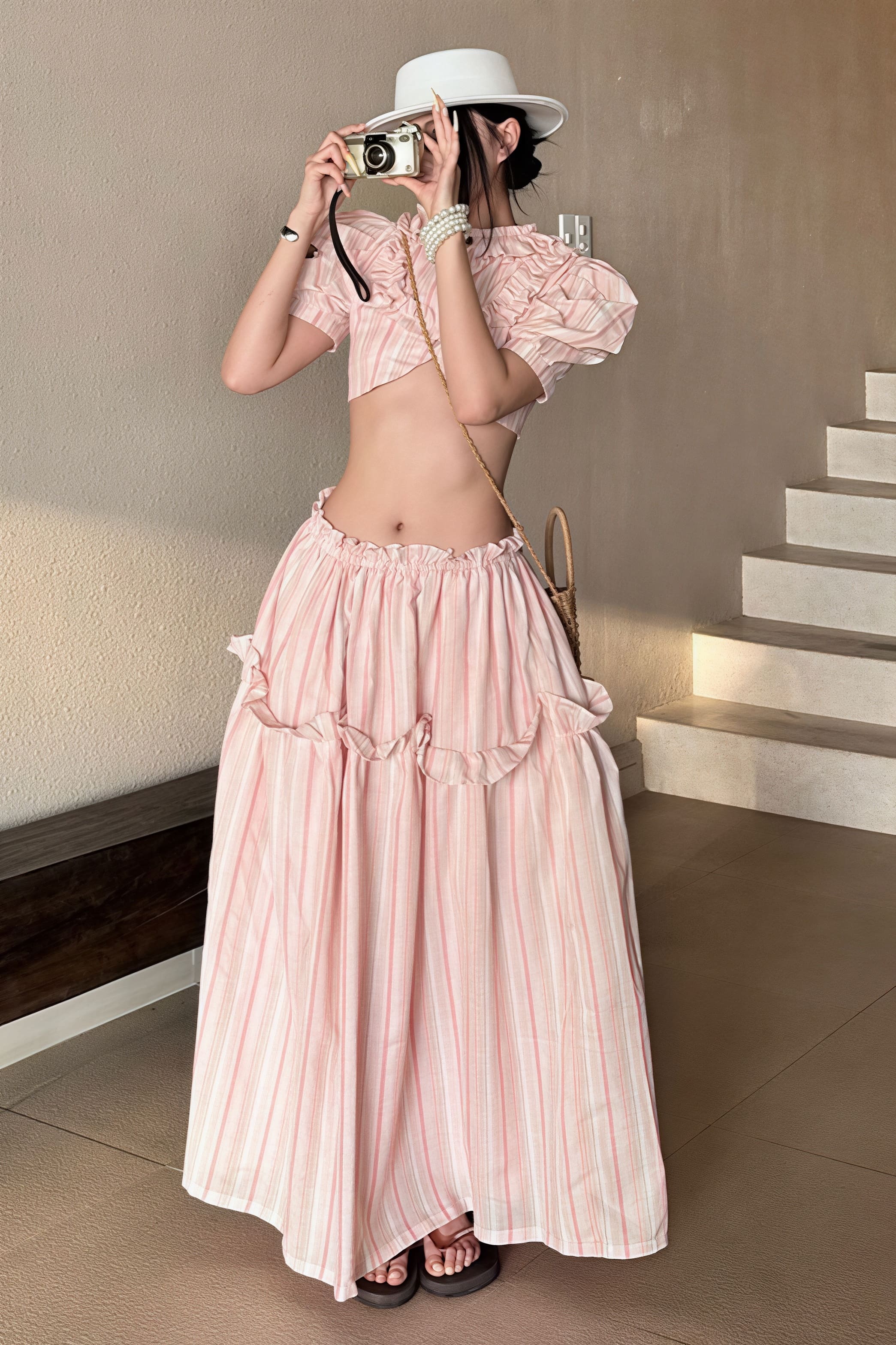 Conjunto de falda y top corto sin tirantes con recortes y hombros descubiertos