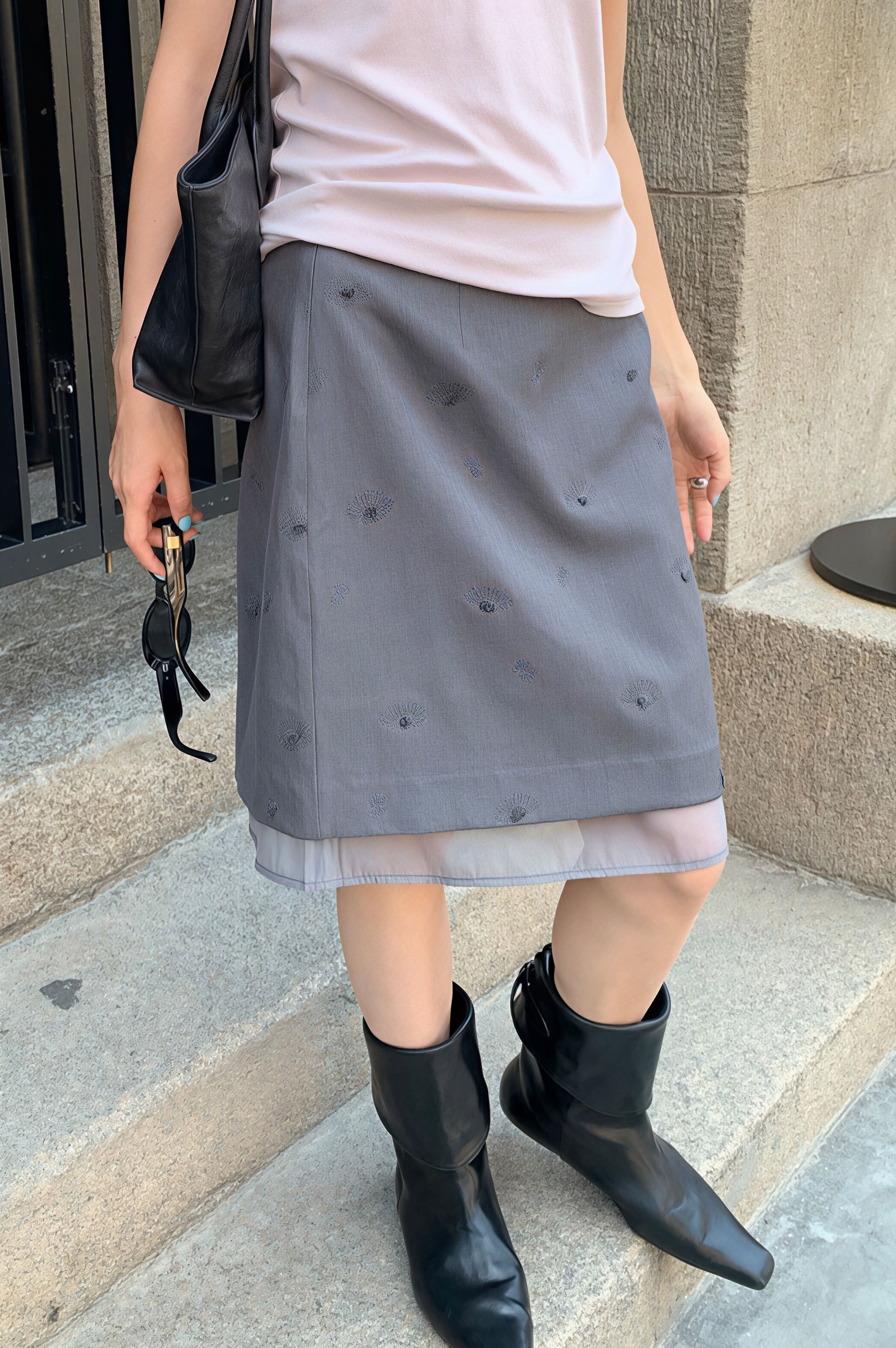 Mini sukně z síťoviny s květinovou výšivkou