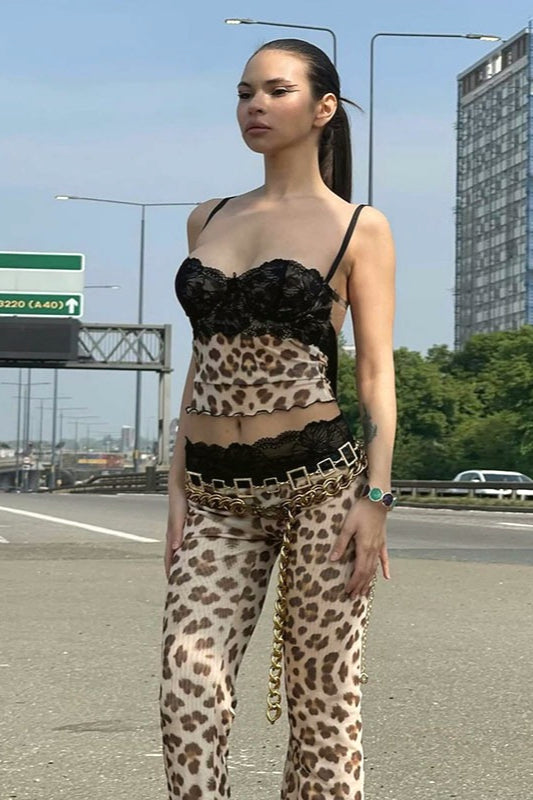 Souprava dvou dílů: krajkový krátký top s leopardím vzorem a kalhoty s nízkým pasem