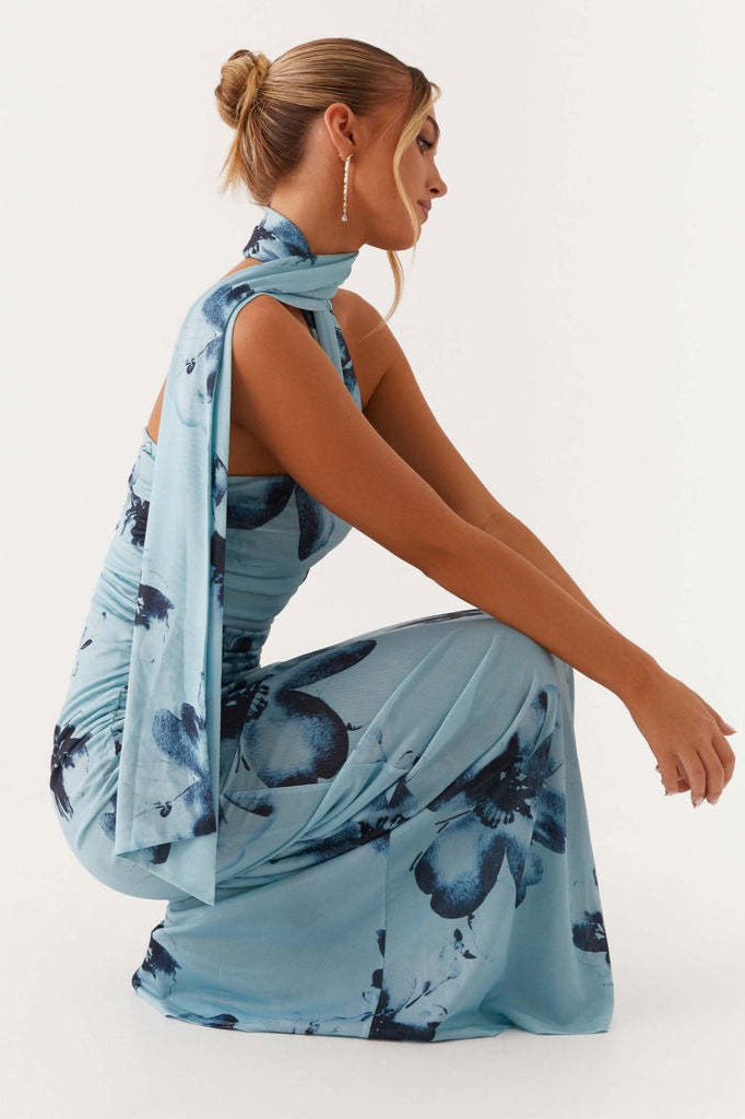 Vestido largo de fiesta con tirantes finos y malla teñida anudada