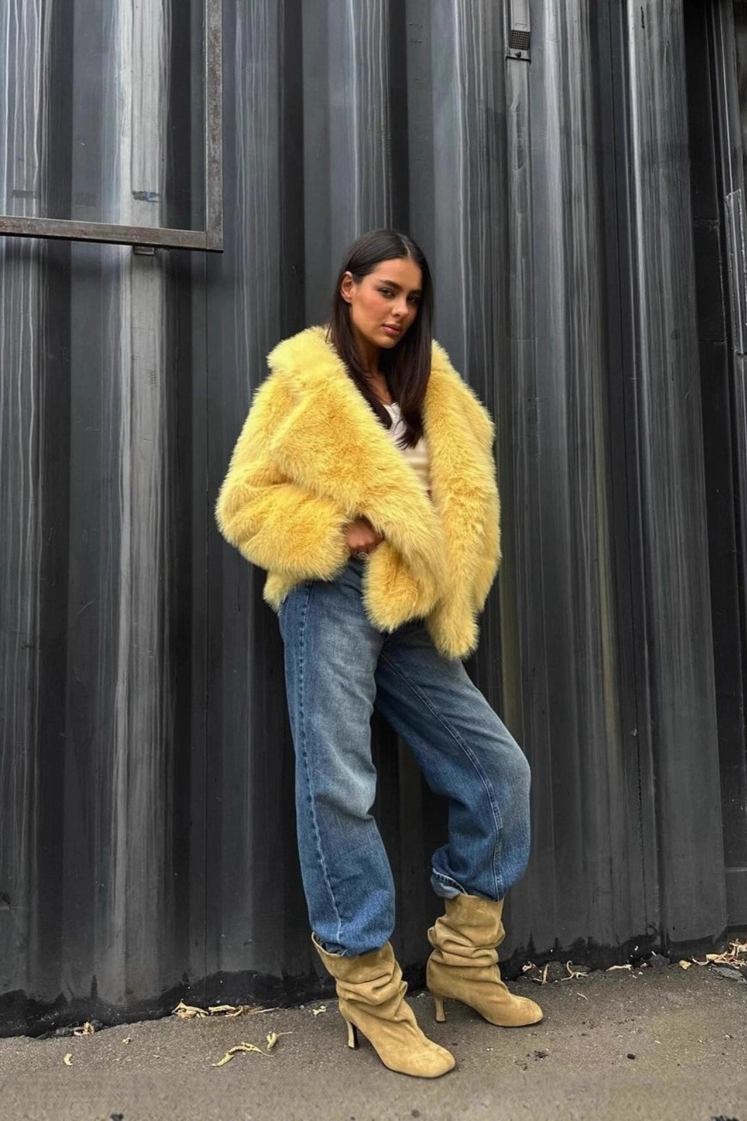 Abrigo abierto de piel sintética amarilla