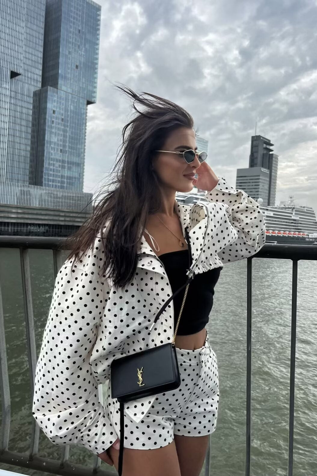 Completo due pezzi con top a sacchetto a pois