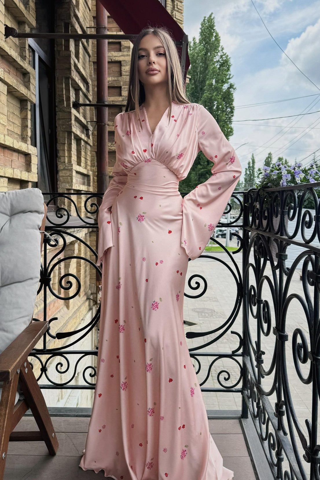 Maxikleid aus Satin mit Blumenmuster, V-Ausschnitt und ausgestelltem Saum