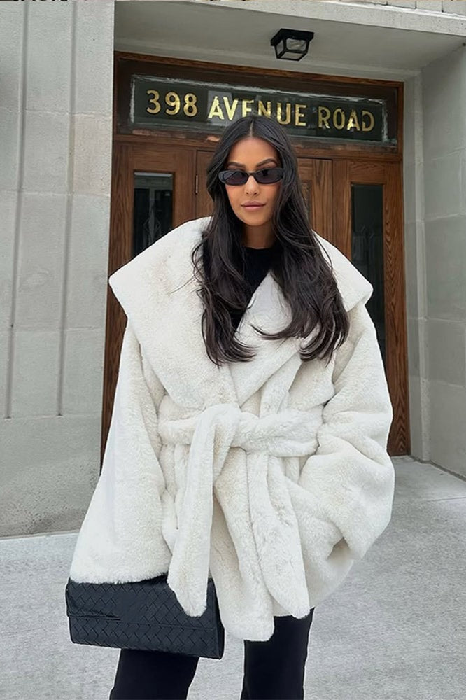 Mantel mit Kapuze und Gürtel aus Kunstpelz