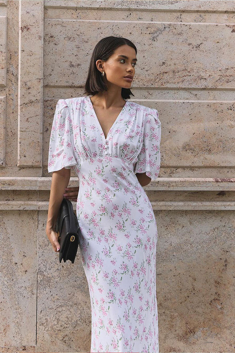 Vestido floral ajustado con escote en V, hombros marcados, cintura alta y mangas cortas