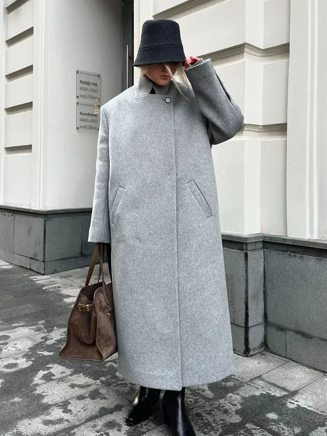 Cappotto grigio casual in lana con collo a lancia e bottoni frontali