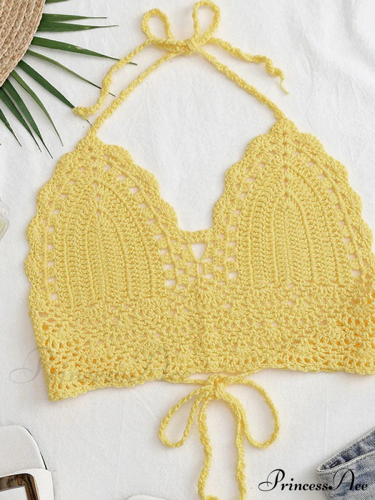 Top corti alla moda traforati all'uncinetto con collo a fascia