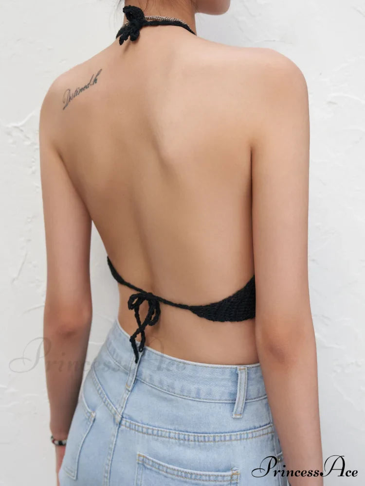 Top corti alla moda traforati all'uncinetto con collo a fascia