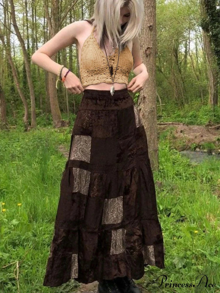 Top corti alla moda traforati all'uncinetto con collo a fascia