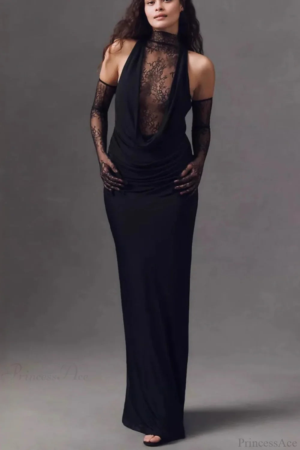 Večerní šaty s krajkovými panely, hlubokým výstřihem do V a řasením na ramínka