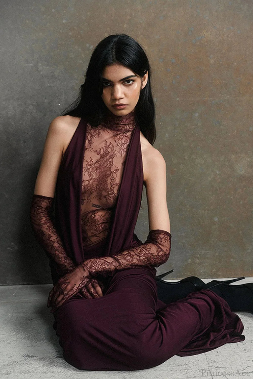 Abendkleid mit Neckholder, Spitzenbesatz, tiefem V-Ausschnitt und gerafftem Stoff