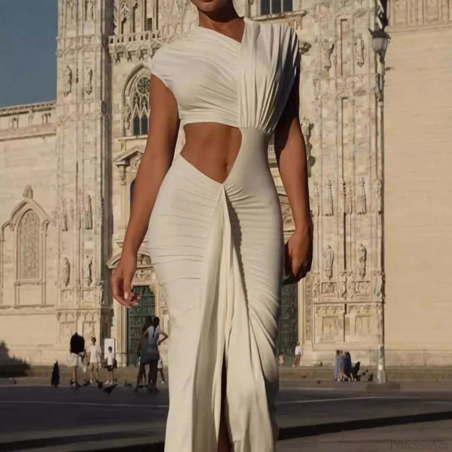 Ausgeschnittenes gerafftes unregelmäßiges Ballkleid