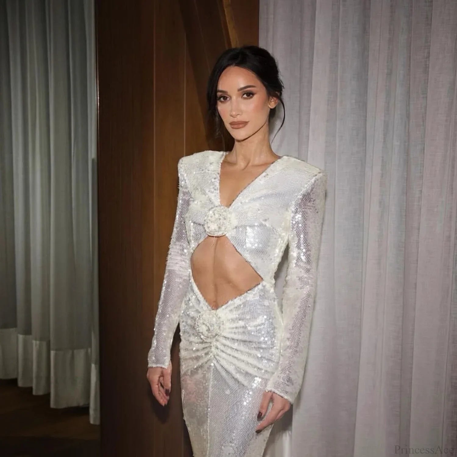 Ausgeschnittenes Pailletten-Maxikleid mit tiefem V-Ausschnitt für den Abschlussball