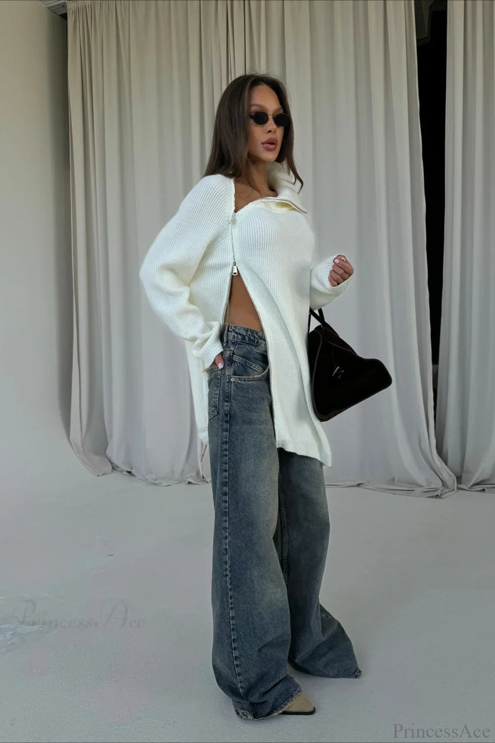 Maglione largo a collo alto con cerniera irregolare e lunghezza media