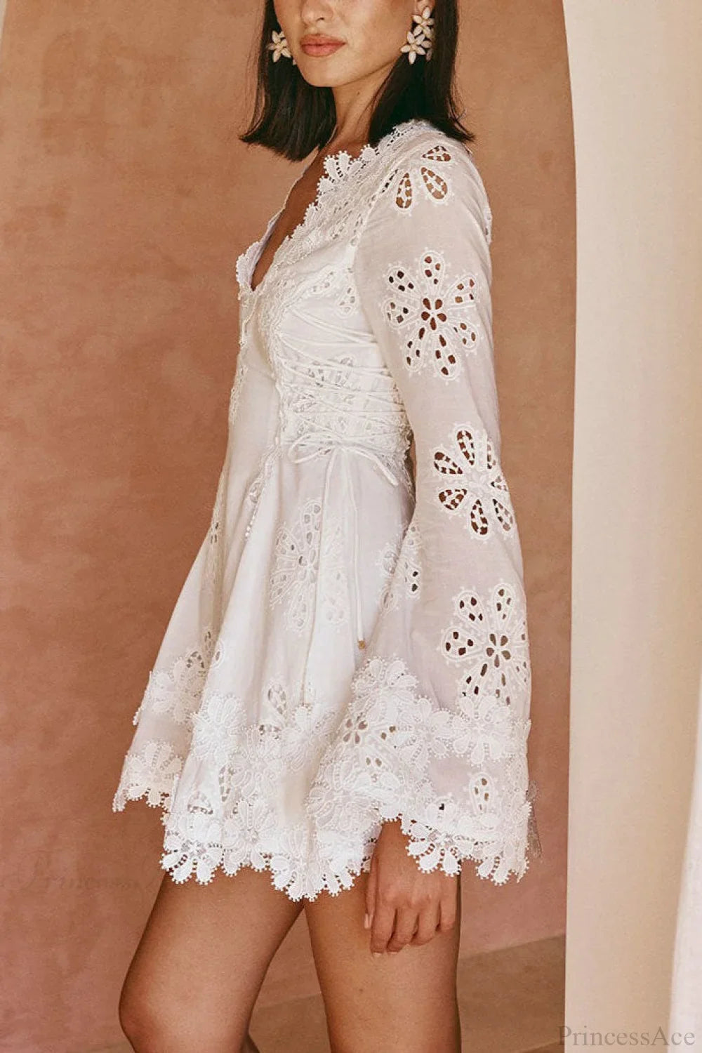 Mini-Kleid mit V-Ausschnitt, Spitzenbesatz und Bindeband