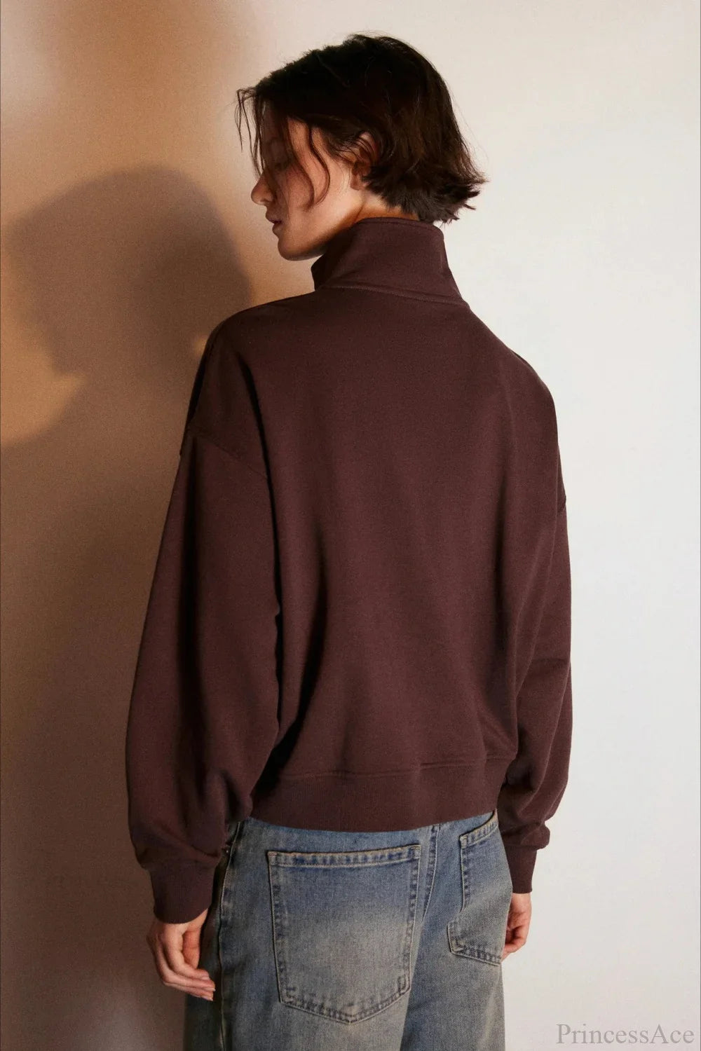 Felpa larga con collo alto e mezza cerniera con stampa di lettere