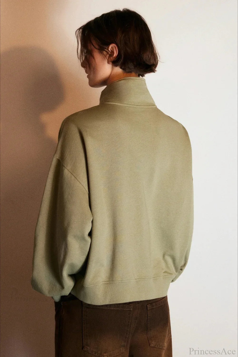 Felpa larga con collo alto e mezza cerniera con stampa di lettere