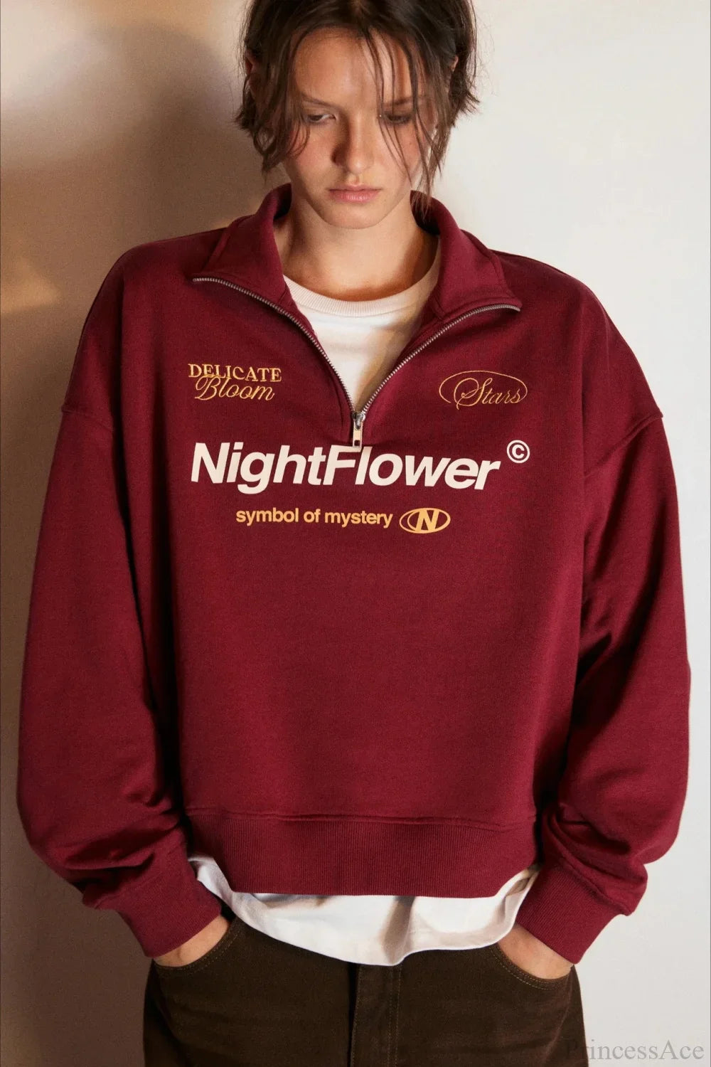 Felpa larga con collo alto e mezza cerniera con stampa di lettere