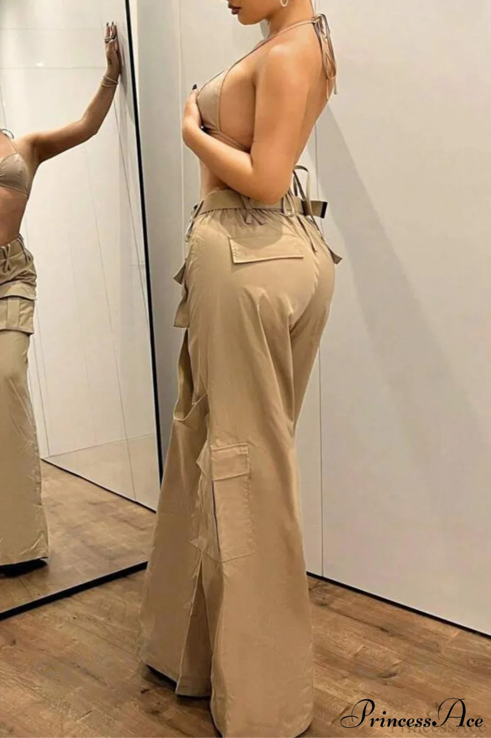 Mehrere Taschen, mittelhoch geschnittene, gerade geschnittene Arbeitshose