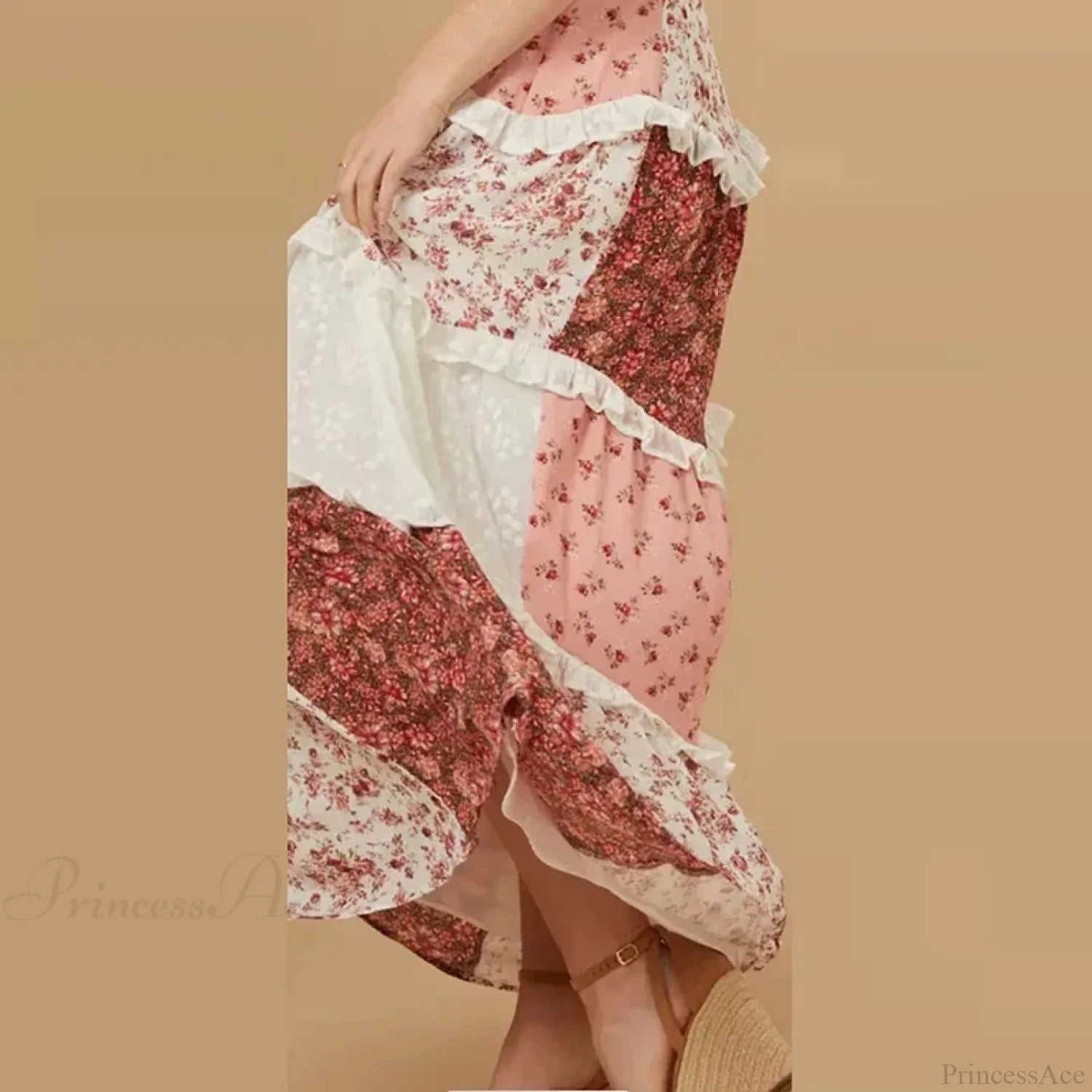 Schulterfreies, plissiertes Blumenkleid