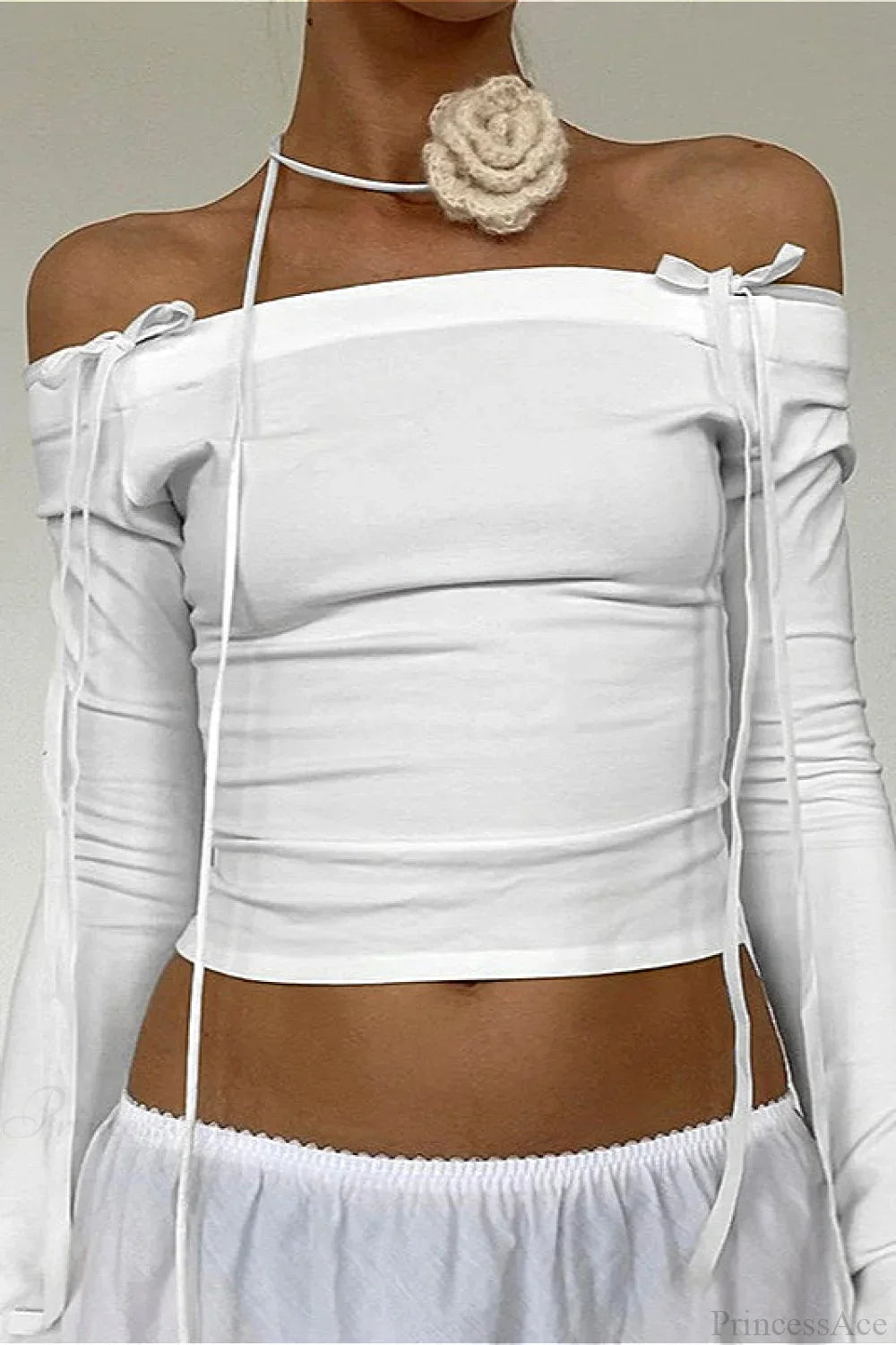 Maglietta aderente a maniche lunghe con scollo a barca e dettaglio annodato