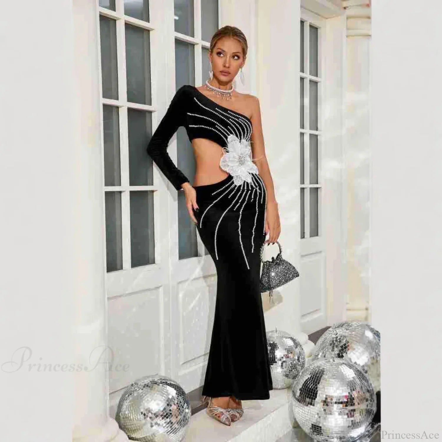 Elegantes Ballkleid mit einer Schulter und Perlenverzierung