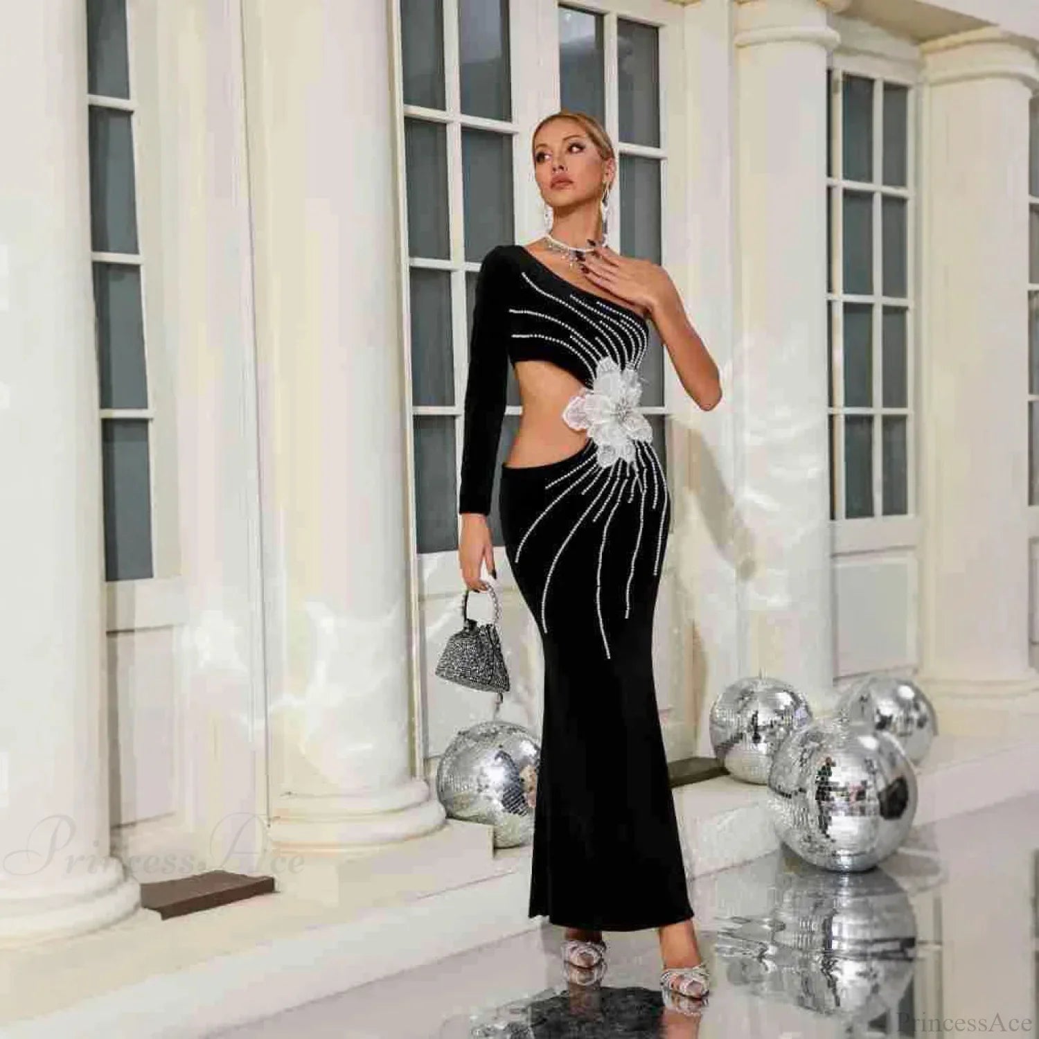 Elegantes Ballkleid mit einer Schulter und Perlenverzierung