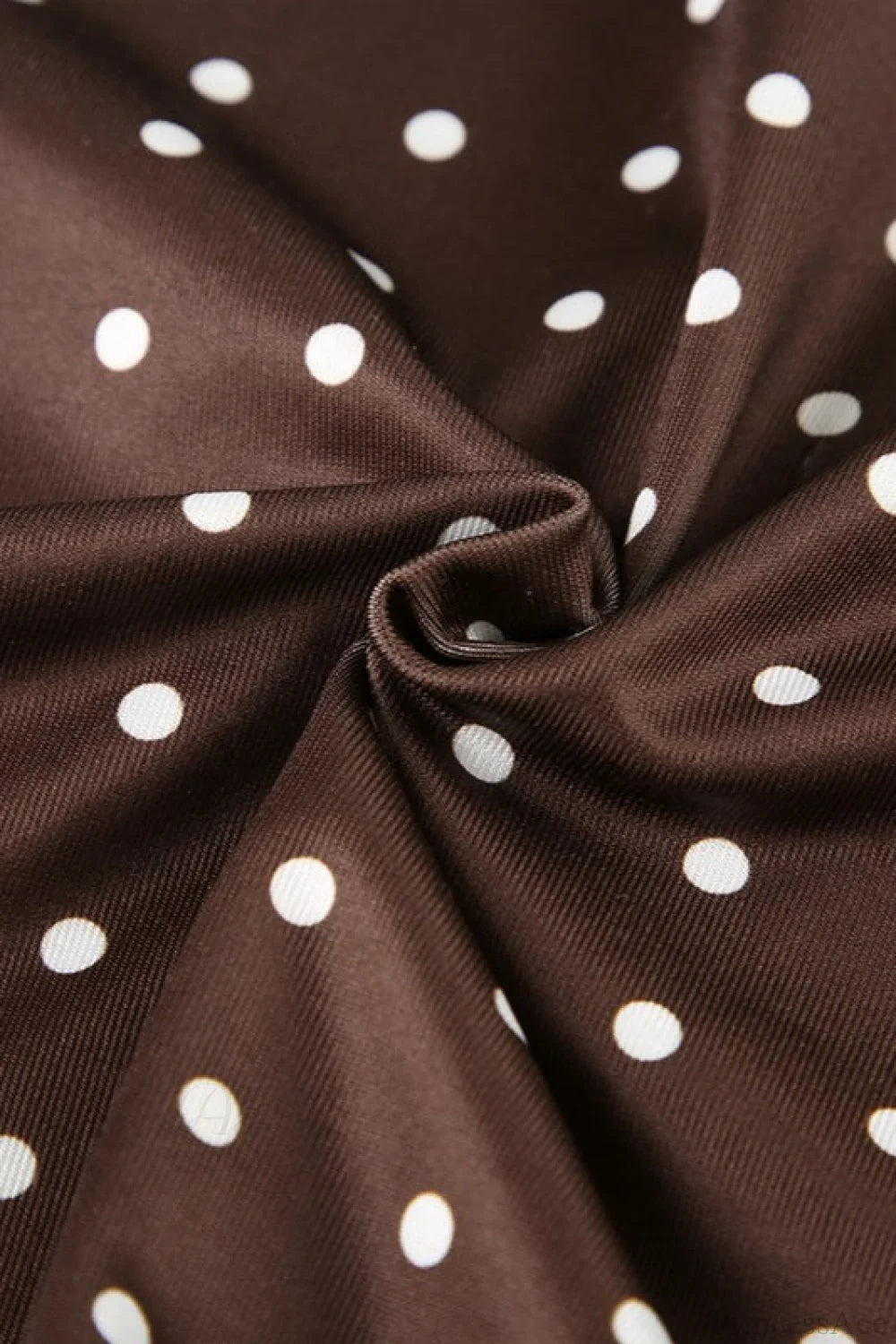 Vestido corto ajustado con escote en V y bloques de color de lunares