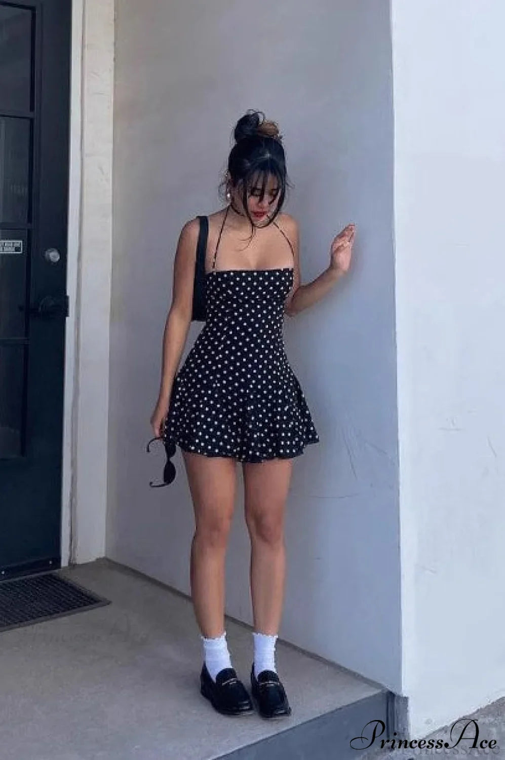 Vestido corto ajustado sin espalda con cuello halter y lunares