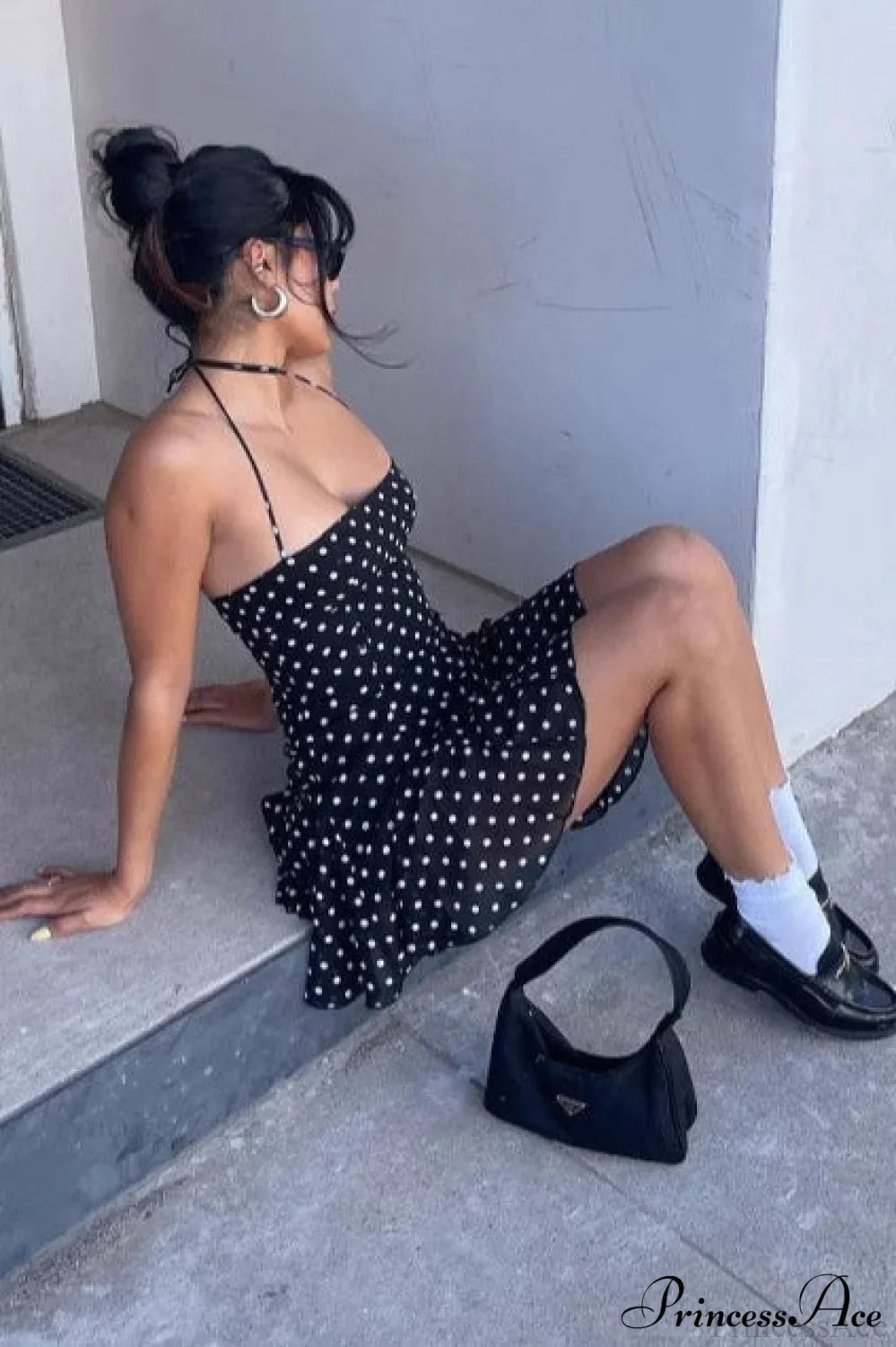 Vestido corto ajustado sin espalda con cuello halter y lunares