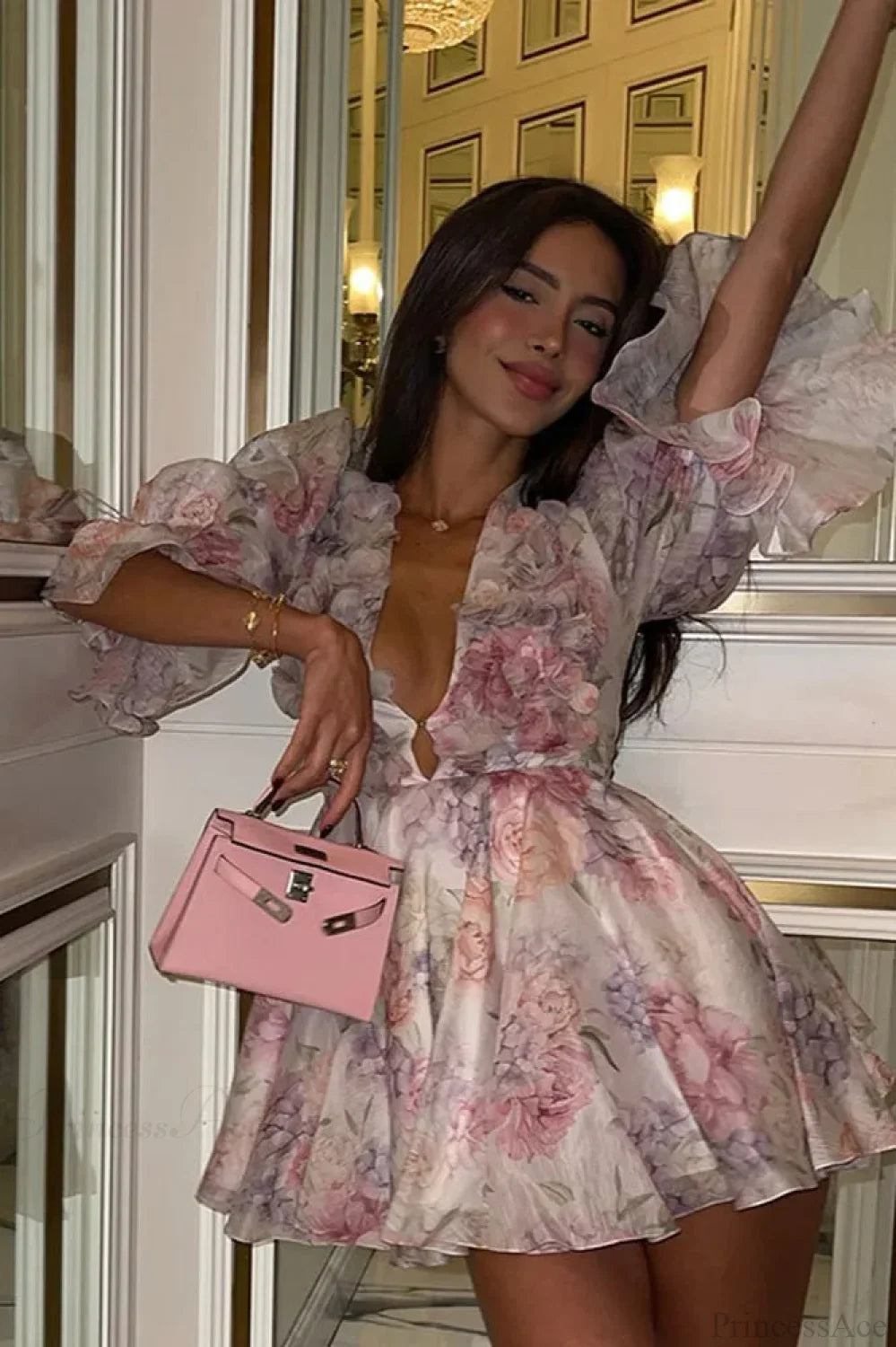 Bedrucktes, geschichtetes Kleid mit Volantärmeln und Blumenmuster