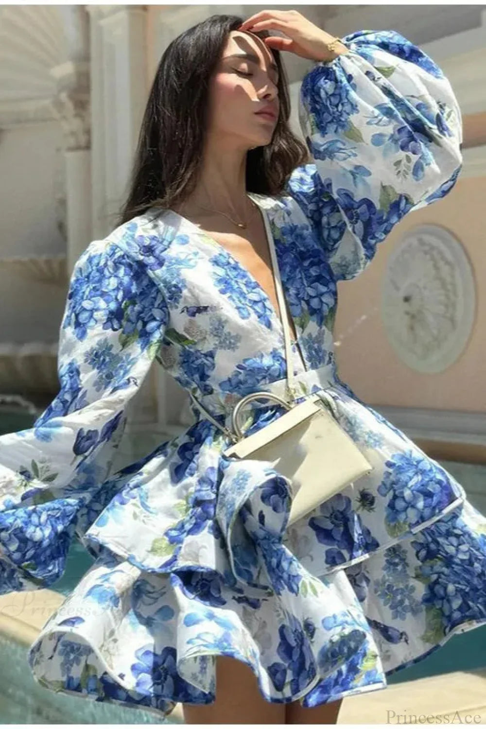 Bedrucktes, geschichtetes Kleid mit Volantärmeln und Blumenmuster