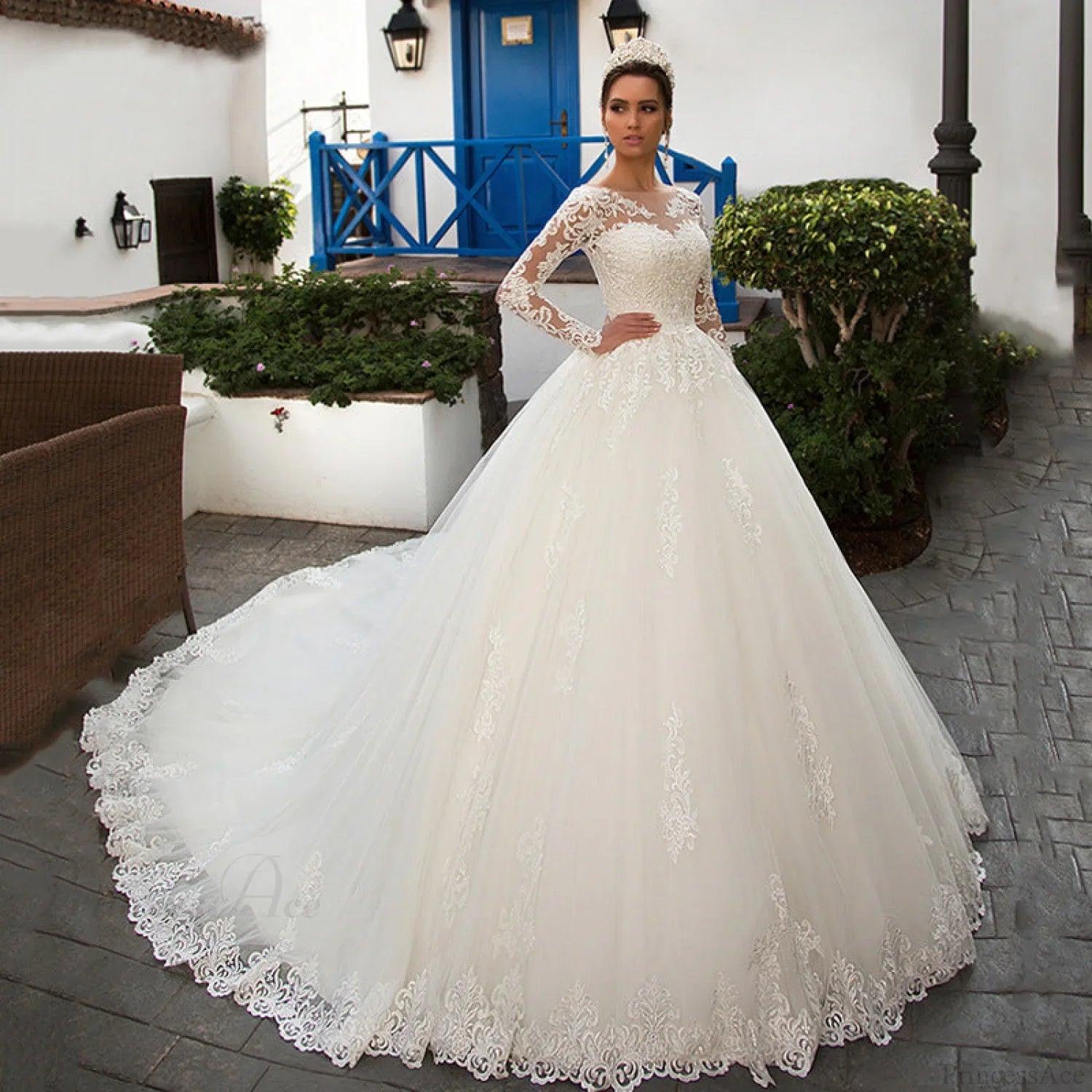 Hochzeitskleid mit Rundhalsausschnitt, langen Ärmeln und Spitze