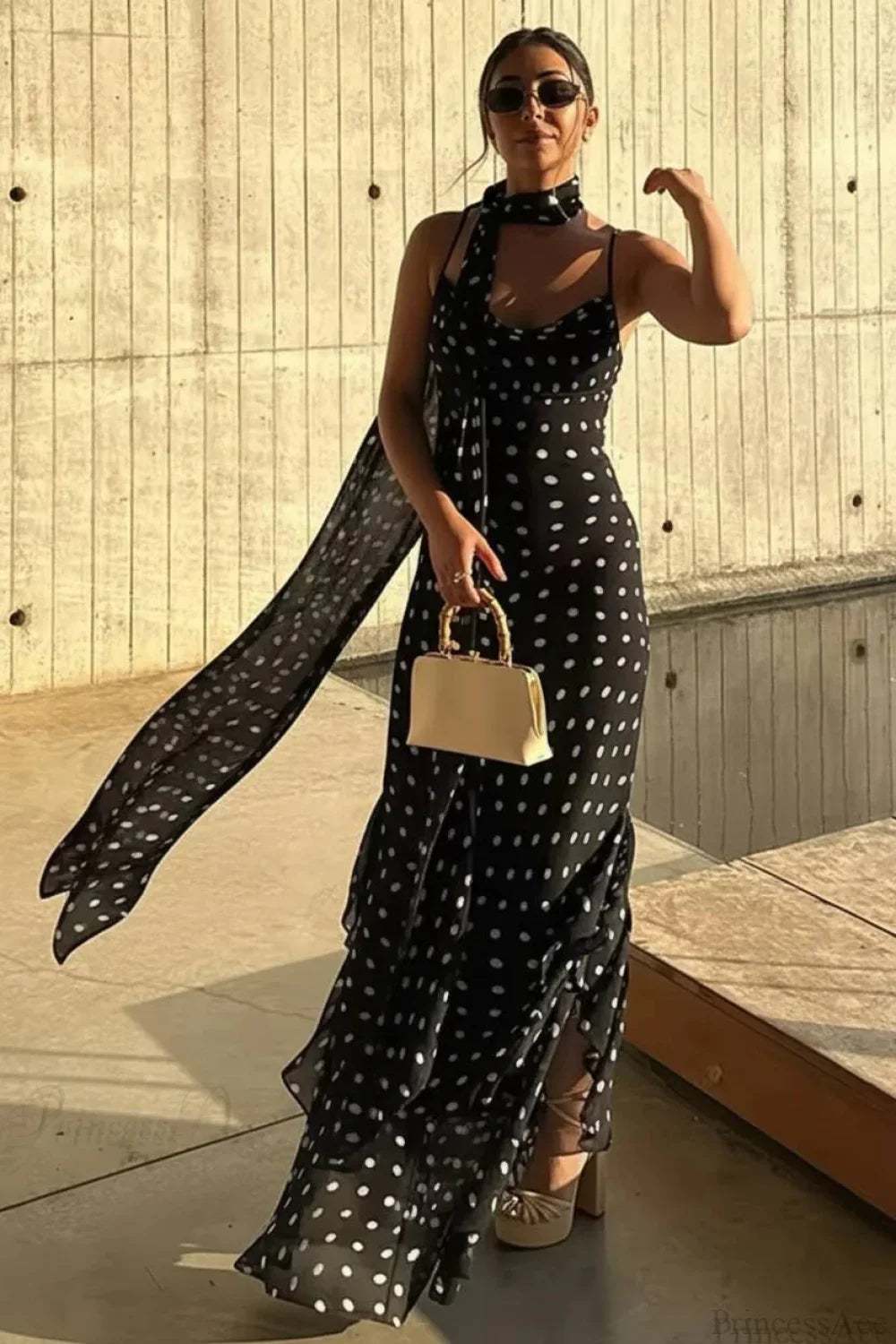 Robe longue à fines bretelles volantées