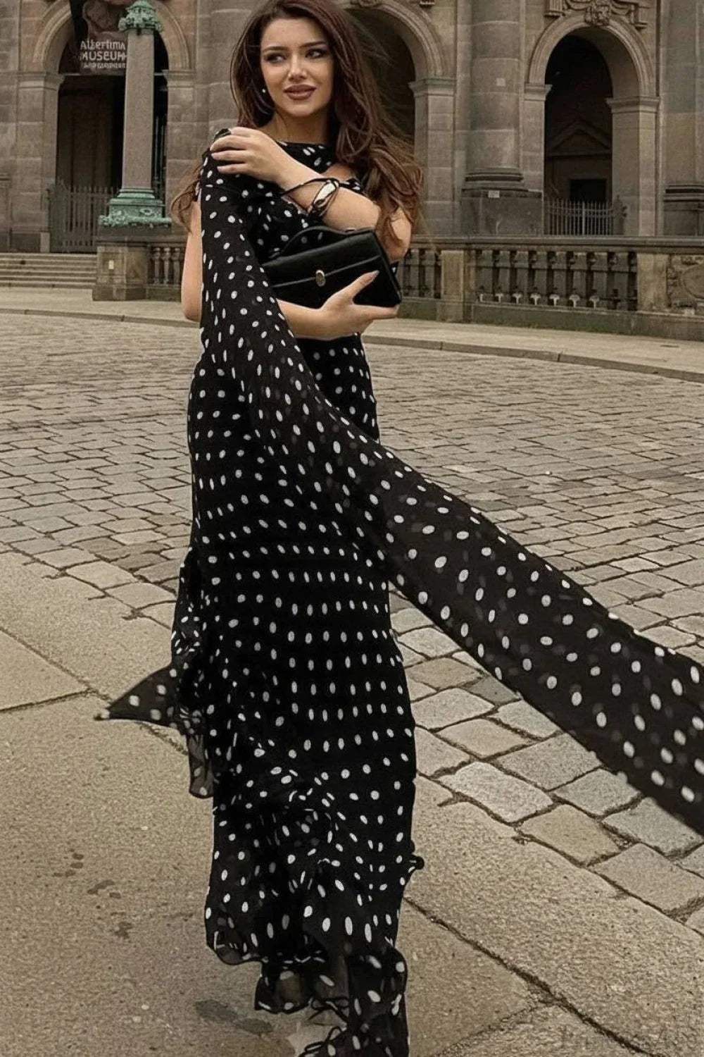 Robe longue à fines bretelles volantées